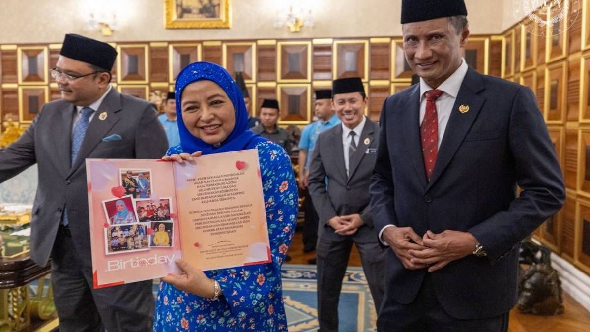 Queen Raja Zarith Sofiah Marks Birthday With Royal Household Officials